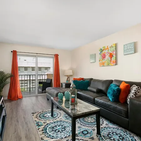 2 Bedroom 2 Bath With Patio On 11Th Collins Ave